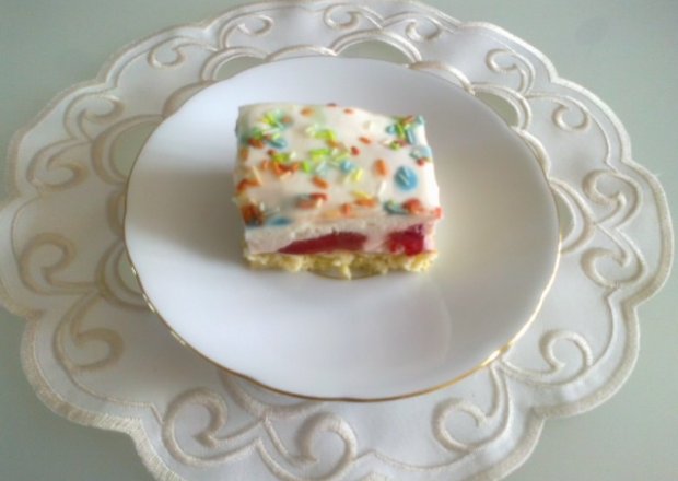 Fotografia przedstawiająca Piankowe ciasto z truskawkami