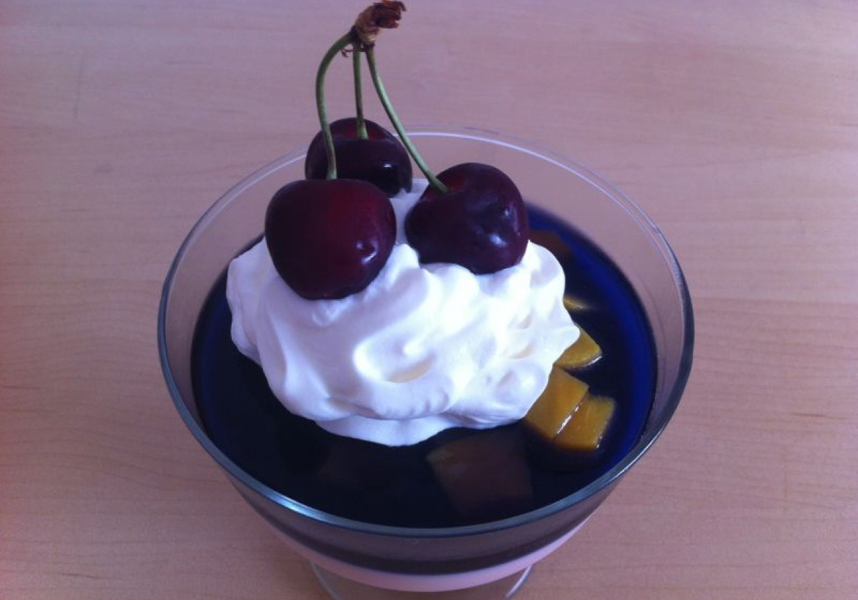 Piankowy deser galaretkowy z brzoskwiniami foto