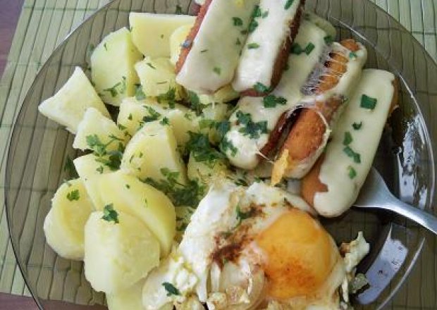 Fotografia przedstawiająca Piątkowy obiad- paluszki rybne z jajkiem sadzonym