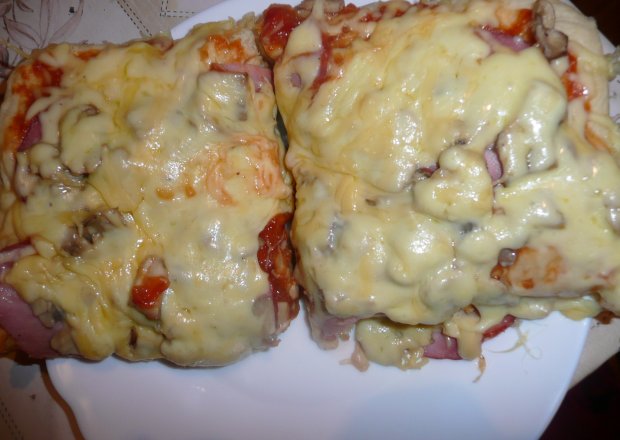 Fotografia przedstawiająca Pizza z pieczarkami i wędliną