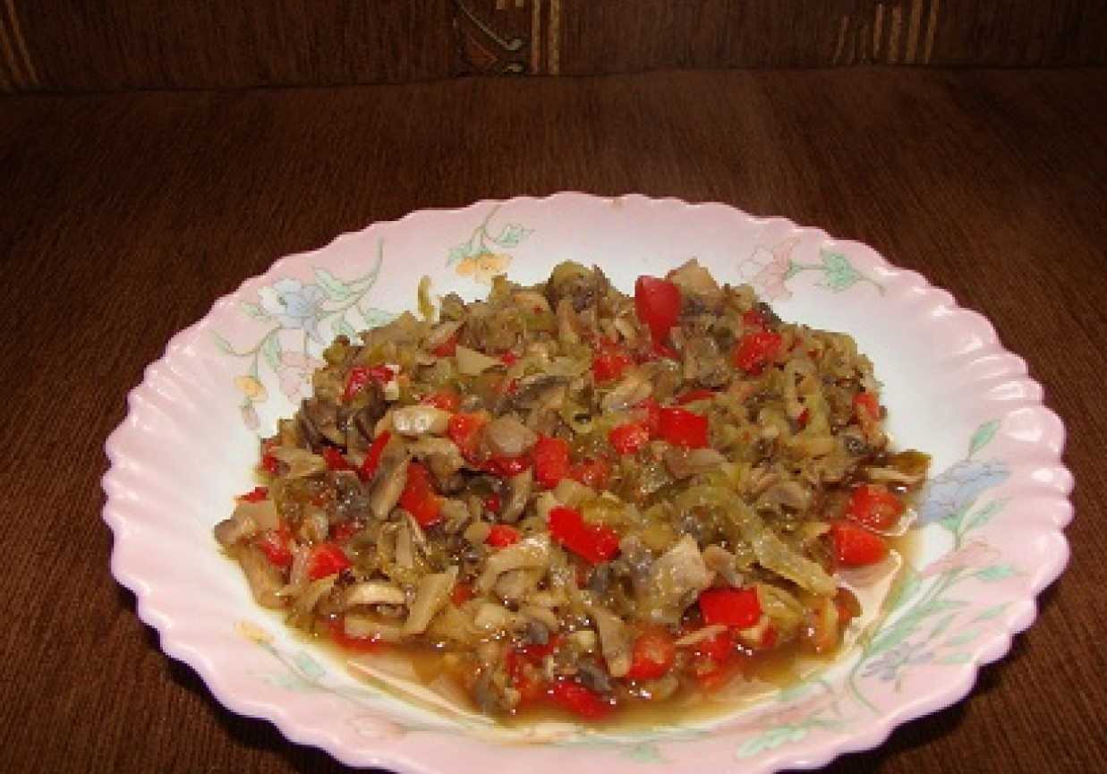Pieczarki duszone z cebulką i papryką foto