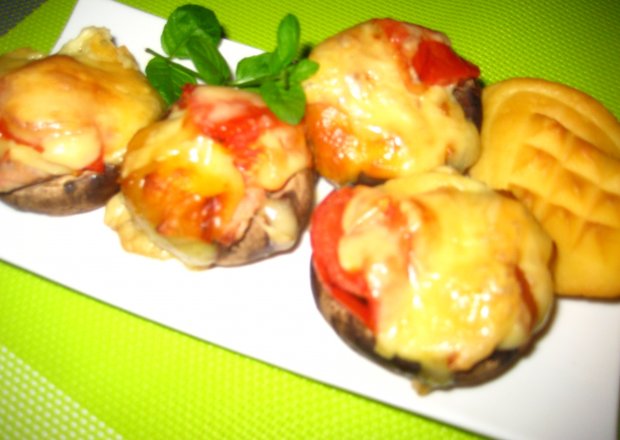 Fotografia przedstawiająca Pieczarki faszerowane szynką,pomidorem,oscypkiem i serem żółtym.