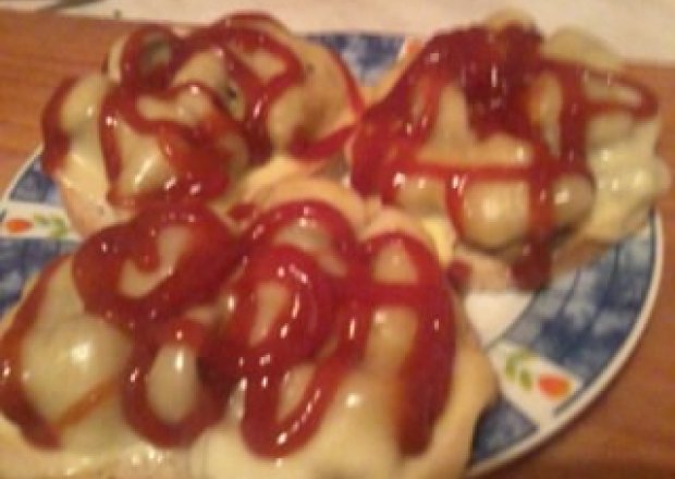 Fotografia przedstawiająca Pieczarki na chlebku z serem i ketchupem