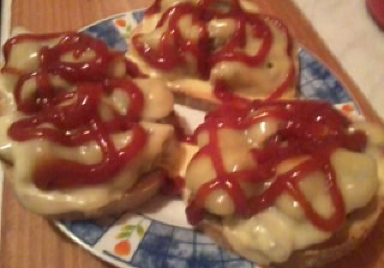 Pieczarki na chlebku z serem i ketchupem foto