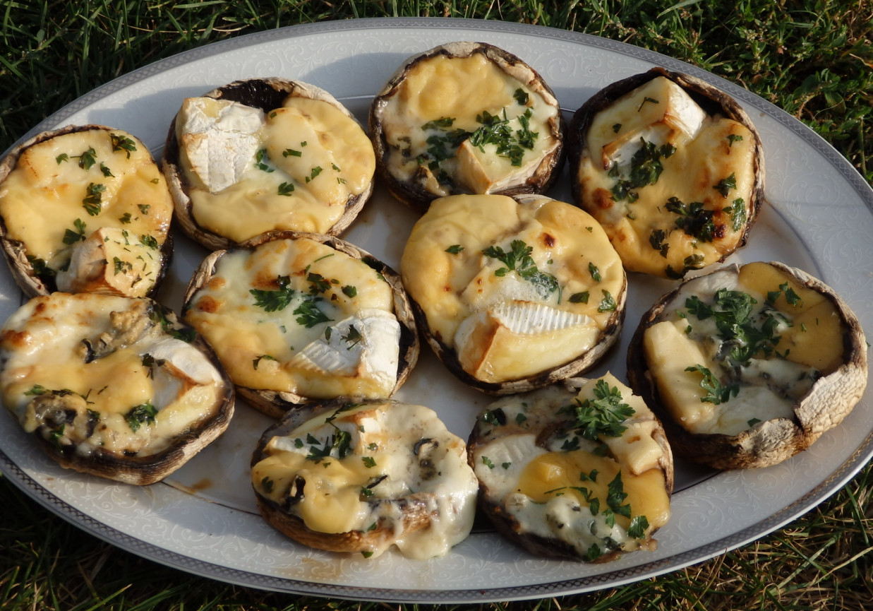 Pieczarki pełne sera foto