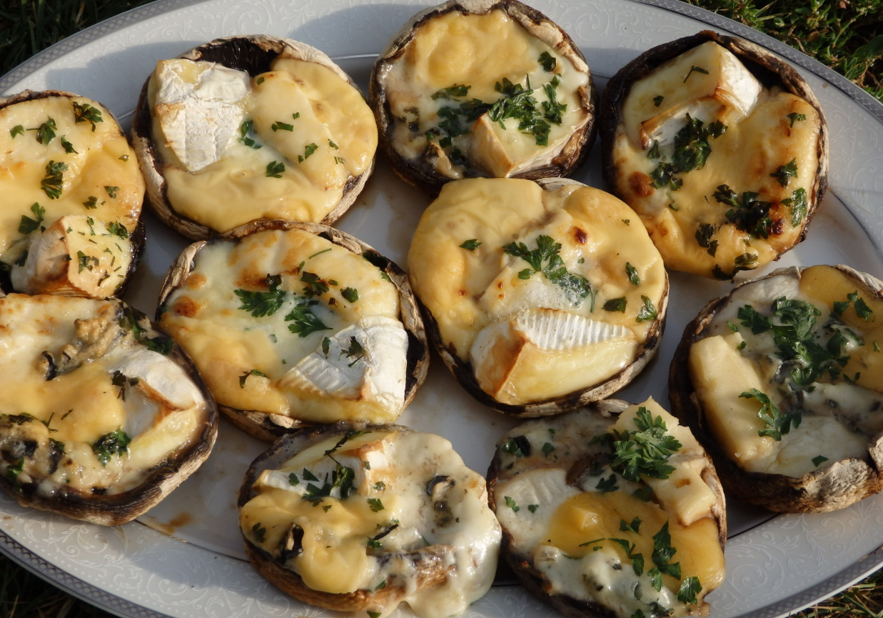 Pieczarki pełne sera foto