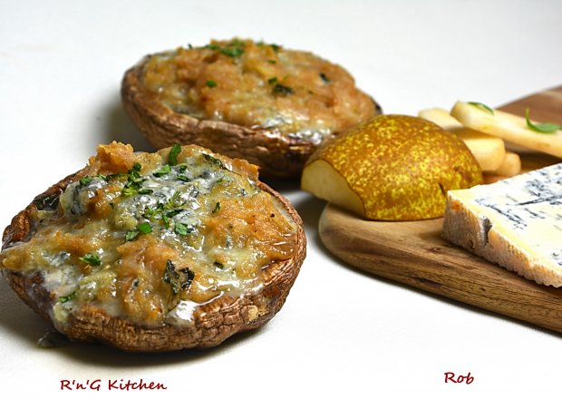 Fotografia przedstawiająca Pieczarki portobello faszerowane serem pleśniowym i gruszką z dodatkiem cząbru