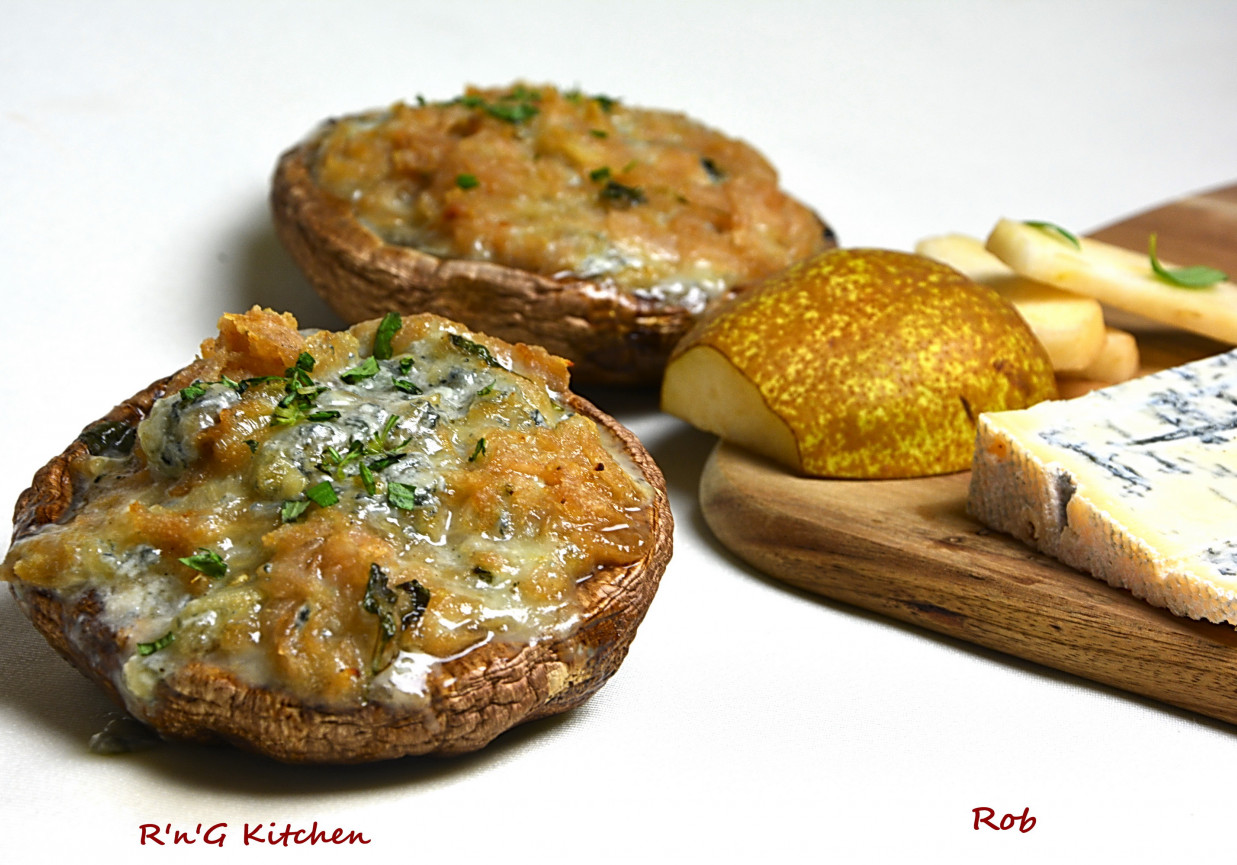 Pieczarki portobello faszerowane serem pleśniowym i gruszką z dodatkiem cząbru foto