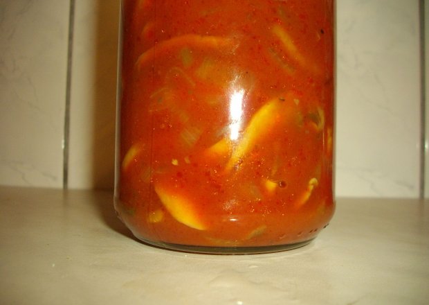 Fotografia przedstawiająca Pieczarki w sosie pomidorowym do słoika