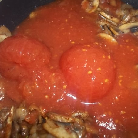 Krok 4 - Pieczarki w sosie pomidorowym foto