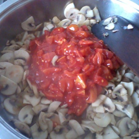 Krok 2 - Pieczarki w sosie pomidorowym foto