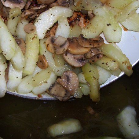 Krok 4 - Pieczarki z cukinią, czyli nawet smaczne połączenie w zupie krem :) foto