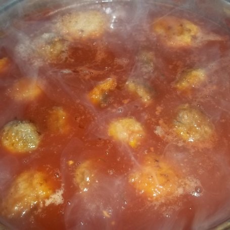 Krok 5 - Pieczarki z mięsem mielonym w sosie pomidorowym foto