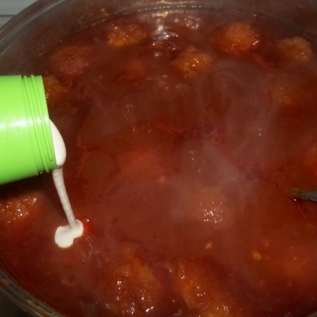 Krok 6 - Pieczarki z mięsem mielonym w sosie pomidorowym foto