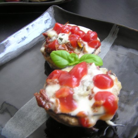 Krok 4 - Pieczarki zapiekane z gorgonzolą i suszonymi pomidorami foto