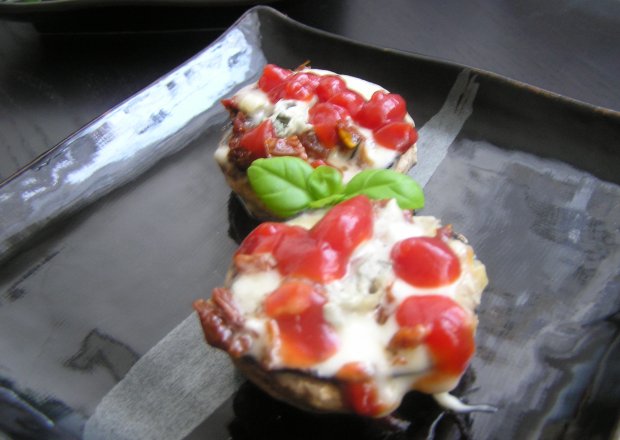 Fotografia przedstawiająca Pieczarki zapiekane z gorgonzolą i suszonymi pomidorami