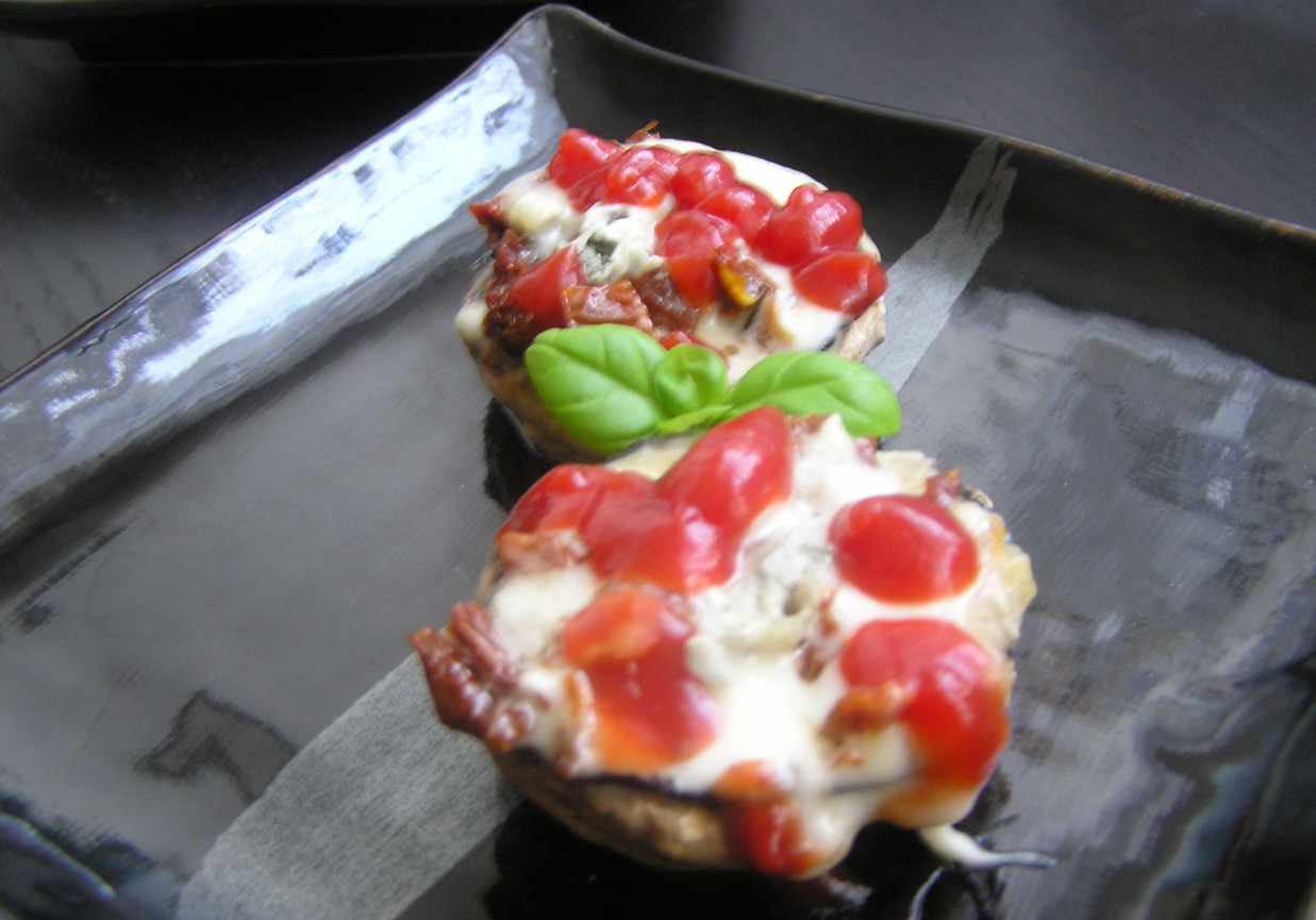 Pieczarki zapiekane z gorgonzolą i suszonymi pomidorami foto