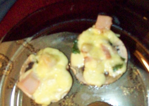 Fotografia przedstawiająca Pieczarki zapiekane z serem, szynka i pietruszką