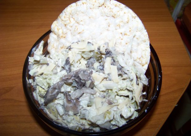 Fotografia przedstawiająca Pieczarkowa sałatka z pekinką
