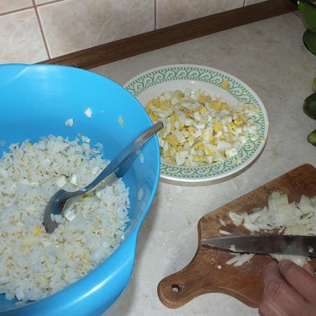 Krok 2 - Pieczarkowa sałatka z ryżem i ogórkami foto
