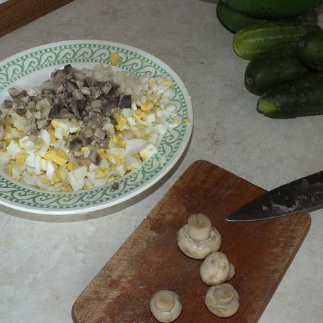 Krok 4 - Pieczarkowa sałatka z ryżem i ogórkami foto