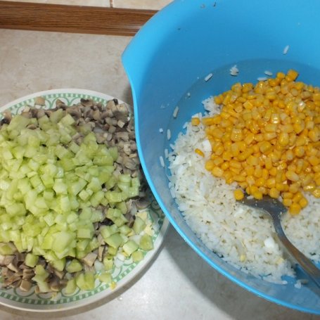 Krok 3 - Pieczarkowa sałatka z ryżem i ogórkami foto