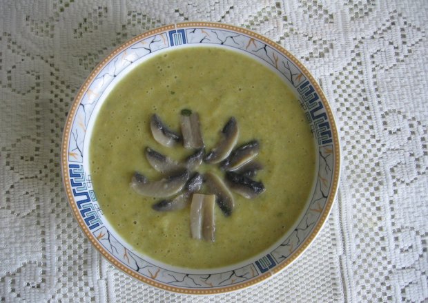 Fotografia przedstawiająca Pieczarkowa zupa krem z curry
