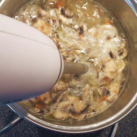 Krok 3 - Pieczarkowa zupa krem z drobiowymi pulpecikami foto