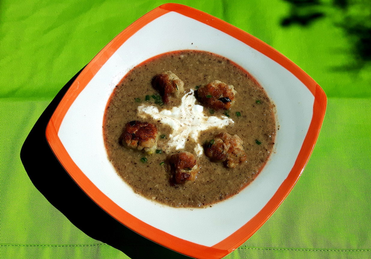 Pieczarkowa zupa krem z drobiowymi pulpecikami foto