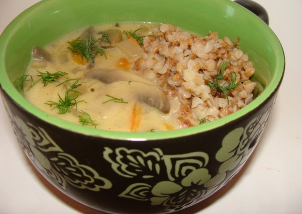 Fotografia przedstawiająca Pieczarkowa zupa na mleku z kaszą gryczaną