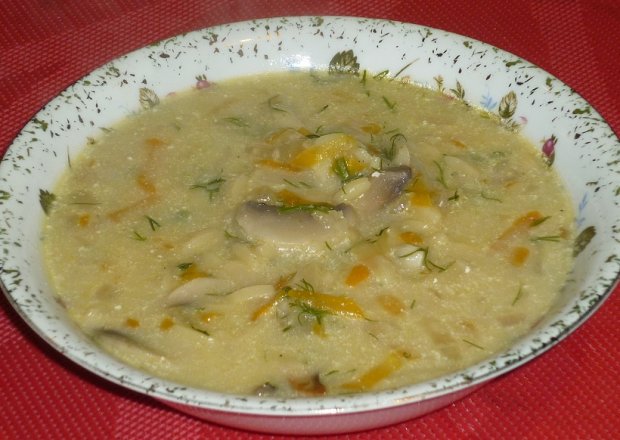 Fotografia przedstawiająca Pieczarkowa zupa z koperkiem