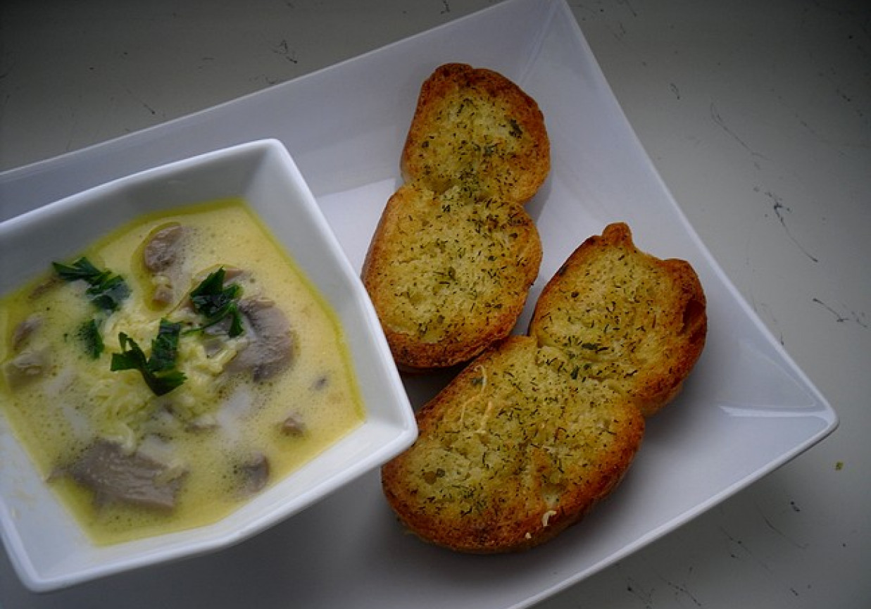 Pieczarkowa zupa z serem i grzankami foto