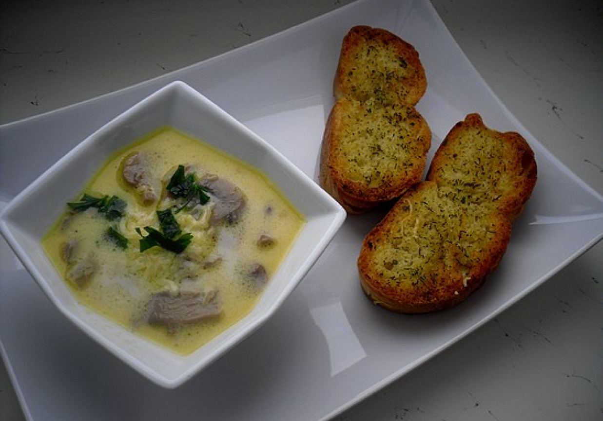 Pieczarkowa zupa z serem i grzankami foto