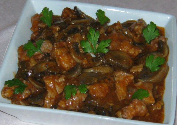 Fotografia przedstawiająca Pieczarkowo mięsne danie