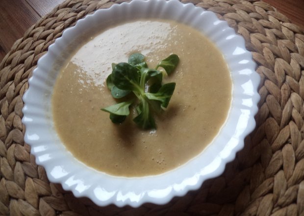 Fotografia przedstawiająca Pieczarkowo-porowa zupa krem zaserwowana z roszponką :)