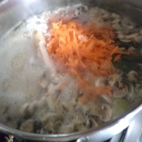 Krok 4 - Pieczarkowo-porowa zupa krem zaserwowana z roszponką :) foto