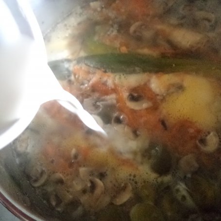 Krok 5 - Pieczarkowo-porowa zupa krem zaserwowana z roszponką :) foto