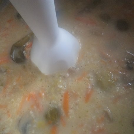 Krok 6 - Pieczarkowo-porowa zupa krem zaserwowana z roszponką :) foto