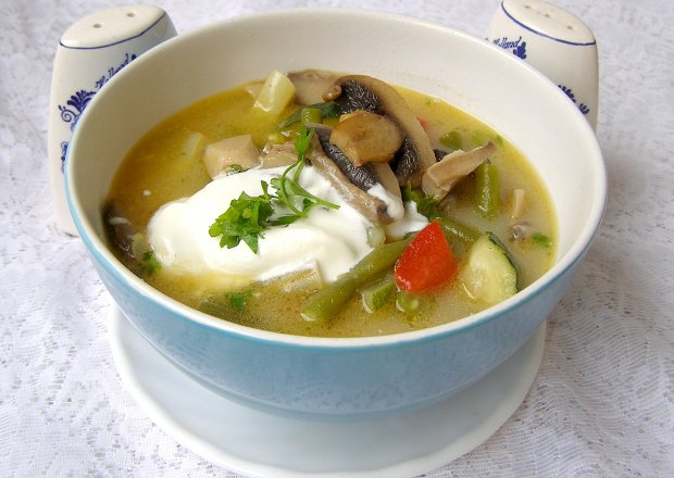 Fotografia przedstawiająca pieczarkowo-warzywna zupa na maśle z serkiem topionym....