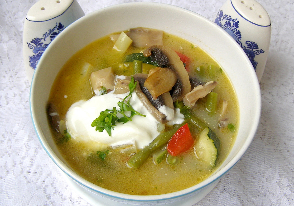 pieczarkowo-warzywna zupa na maśle z serkiem topionym.... foto