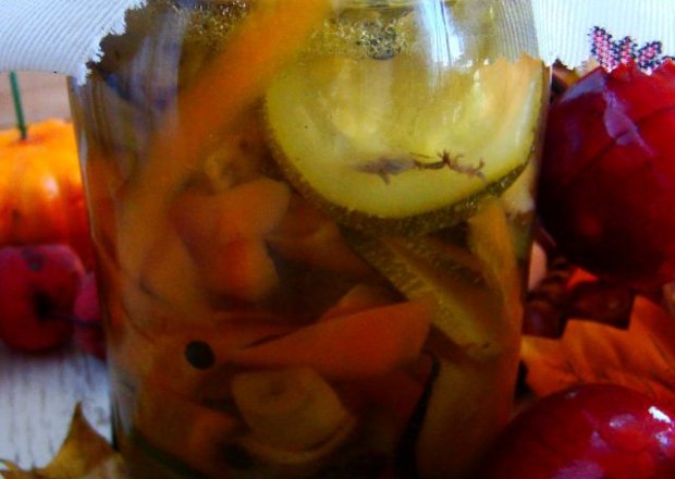 Fotografia przedstawiająca Pieczarkowo-cukiniowa sałatka zimowa