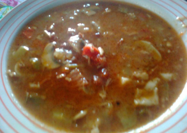 Fotografia przedstawiająca Pieczarkowo-paprykowa zupa gulaszowa