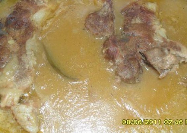 Fotografia przedstawiająca Pieczeń w sosie cebulowym