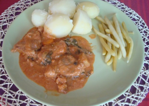 Fotografia przedstawiająca Pieczeń w sosie śmiatanowo - pomidorowym