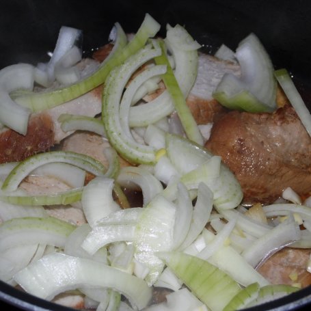 Krok 3 - Pieczeń w warzywach foto