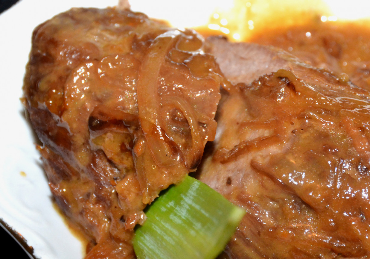 Duszona wołowina we własnym sosie foto