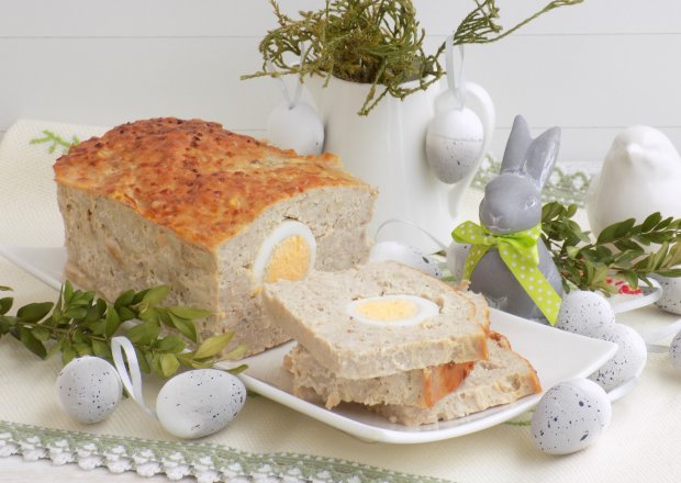 Fotografia przedstawiająca Pieczeń z jajkiem i orzeszkami.