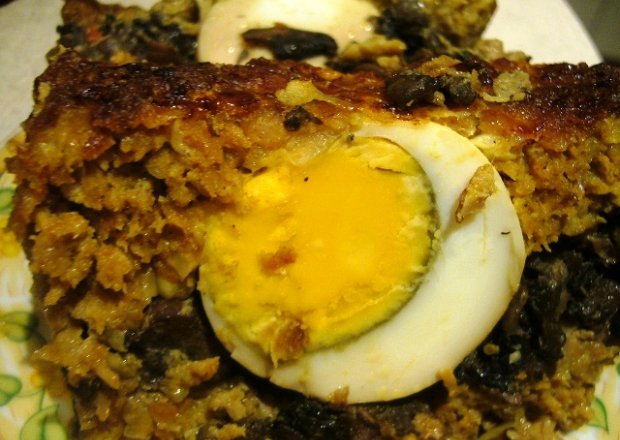 Fotografia przedstawiająca Pieczeń z jajkiem i pieczarkami