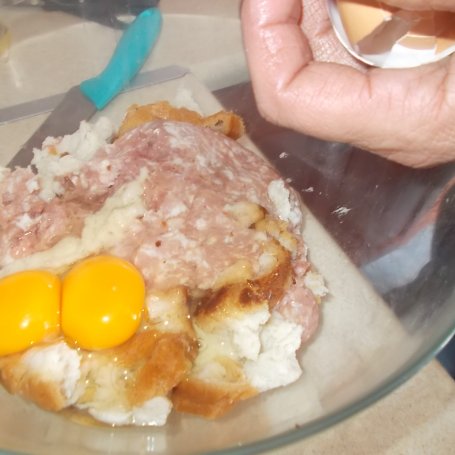 Krok 2 - Pieczeń z jajkiem w środku foto