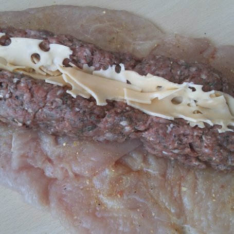 Krok 3 - Pieczeń z kurczaka nadziewana miesem mielonym foto
